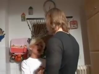 Magnificent blondīne vācieši vecmāmiņa sasitu uz virtuve