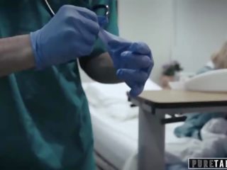 Čistý tabu perv medic dává dospívající pacient vagína zkouška